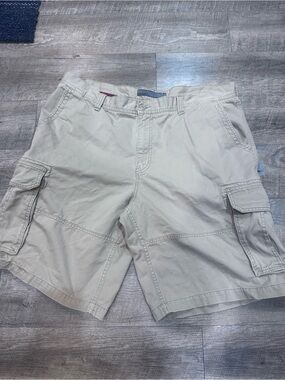 Old Navy Men's Cargo Shorts in Light Khaki